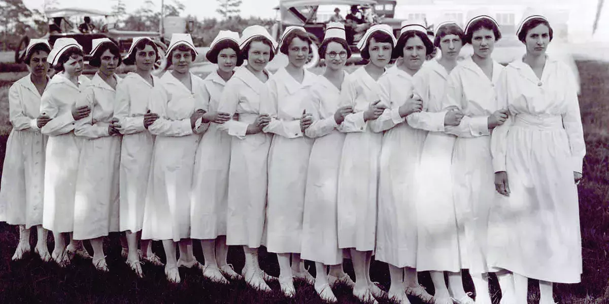 Nurses class of 1922 1200x600.jpg
